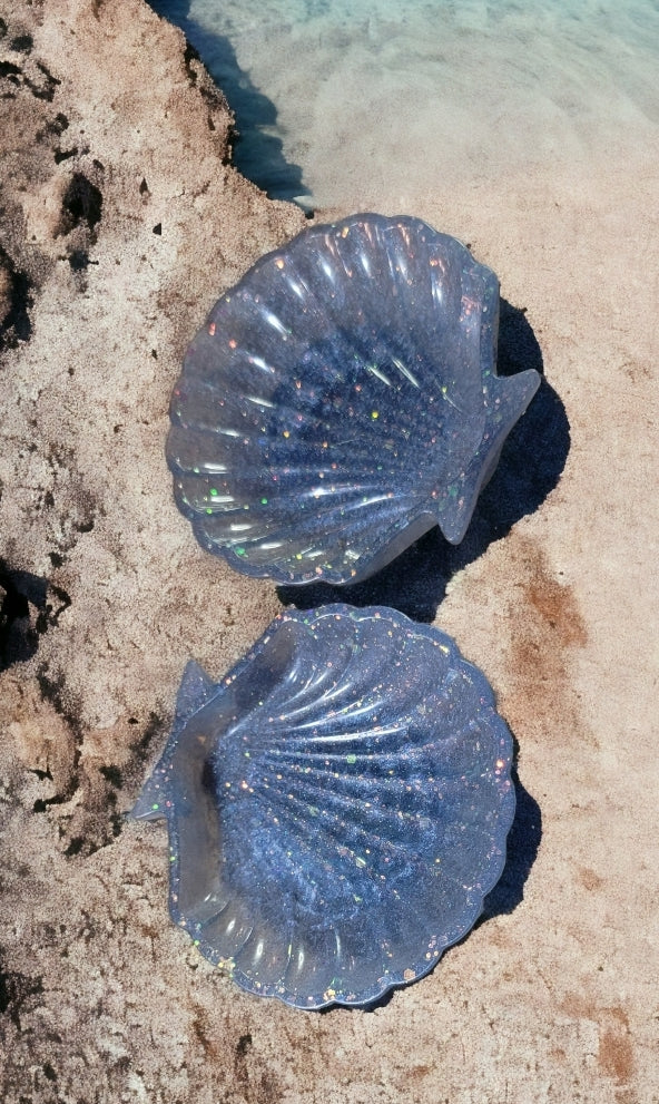 Trinket dish, bowls, and scallop shells